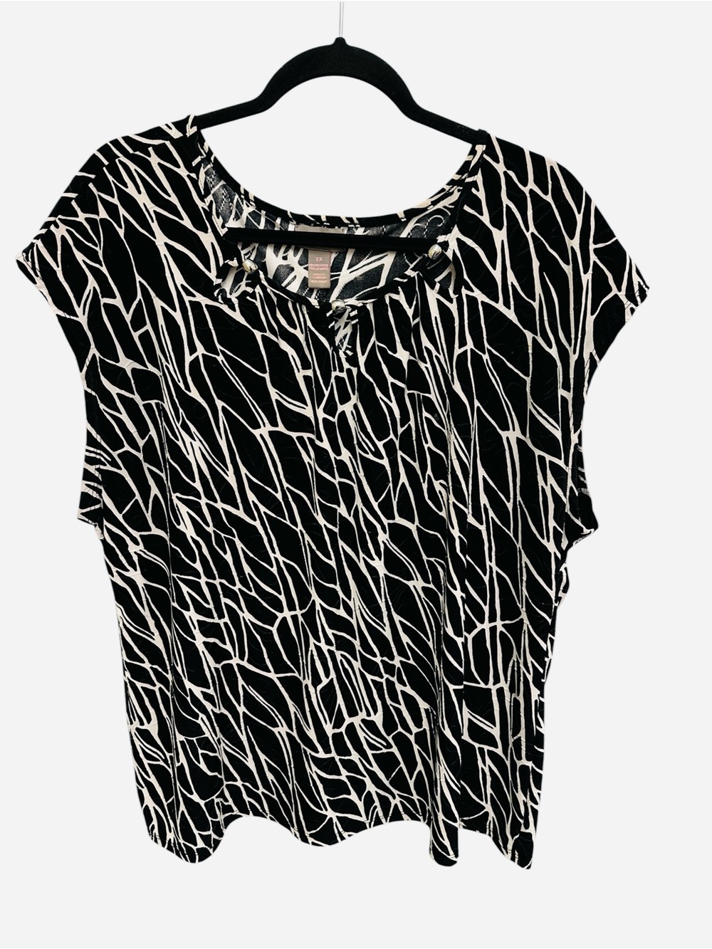 Rochelli black white abstract print blouse with keyhole cutout neck and beads 2X